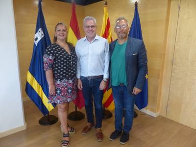 L’alcalde de Salou, Pere Granados, rep al president de la Escuela de Flamenco de Andalucía