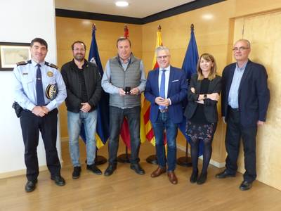 L’alcalde lliura el pin de plata a Joan Montalà pels 25 anys de dedicació a la Policia Local de Salou