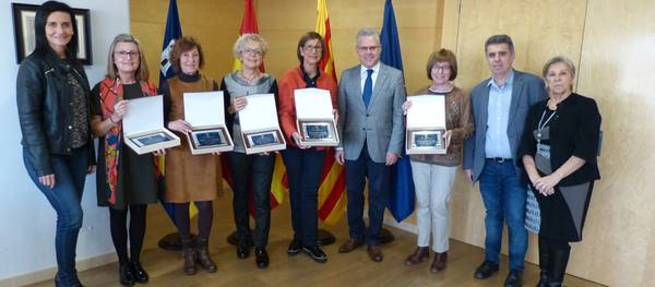 L’alcalde lliura unes plaques a cinc professores de l’Escola Elisabeth en motiu de la seva jubilació