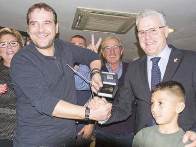 El patró Roberto Sánchez s'endú la calamarera d'or després de dos anys seguits d'imposar-se a la Festa del Calamar de Salou