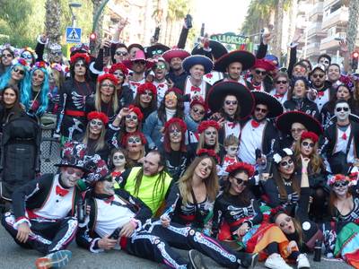 GALERIA DE FOTOS: cercavila de lluïment de carrosses del Cós Blanc de Salou