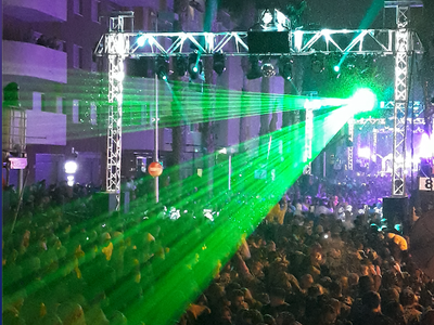 GALERIA DE FOTOS: desfilada i festa del Cós Blanc de Salou