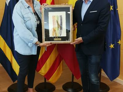L’Escola de puntes del Grup de Dones de Salou lliura un obsequi a l’Ajuntament