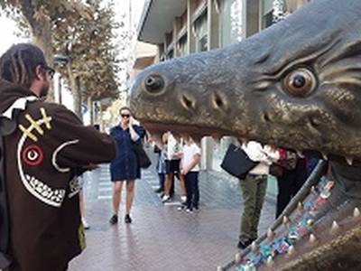 La cercavila popular de la Festa Major del 30 d’Octubre de Salou atreu a centenars de curiosos