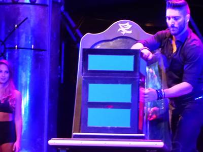 La màgia de House of Illusion show sorprèn a la plaça de les Comunitats Autònomes de Salou
