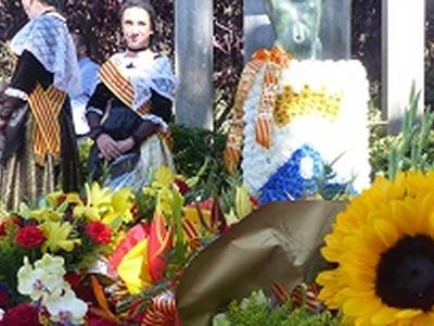 Les ofrenes florals marquen el ritme de l’11 de setembre a Salou