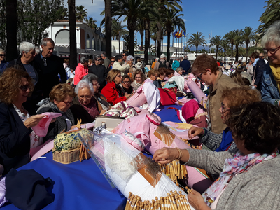 Més de 300 puntaires, juntes al passeig jaume I de Salou