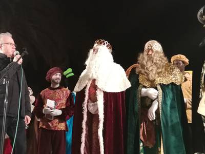 Molts infants de Salou han rebut amb ganes i il·lusió l’arribada dels tres Reis d’Orient al port esportiu de Salou