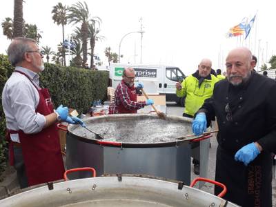 Salou serveix mil racions de fideus negres en la recta final de la Festa Major