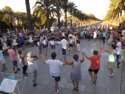 Salou viu la tradició amb els cicles de sardanes i havaneres aquest estiu