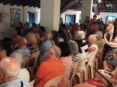 Carlos García explica a Salou com observar l’eclipsi amb seguretat
