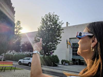 Dilluns comença el repartiment de les ulleres per veure l'eclipsi a Salou