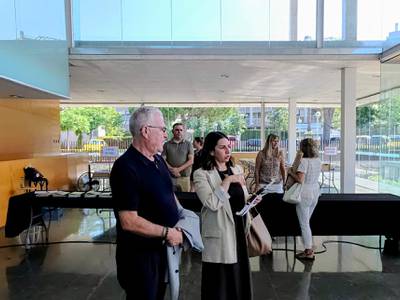 La delegada del Govern visita el dispositiu de repartiment d'ulleres per a l'eclipsi solar habilitat al TAS de Salou