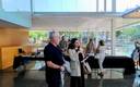 La delegada del Govern visita el dispositiu de repartiment d'ulleres per a l'eclipsi solar habilitat al TAS de Salou
