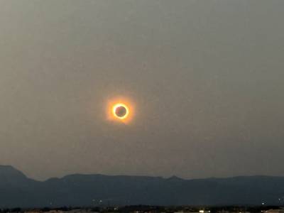 📸 Salou s’‘eclipsa’: milers de persones miren al cel per viure un moment històric
