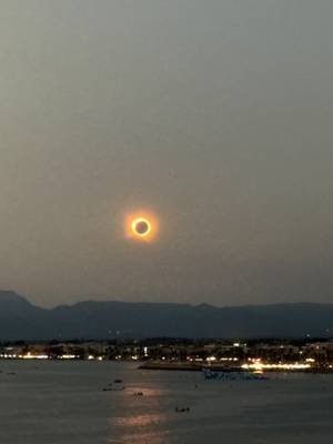 📸 Salou s’‘eclipsa’: milers de persones miren al cel per viure un moment històric