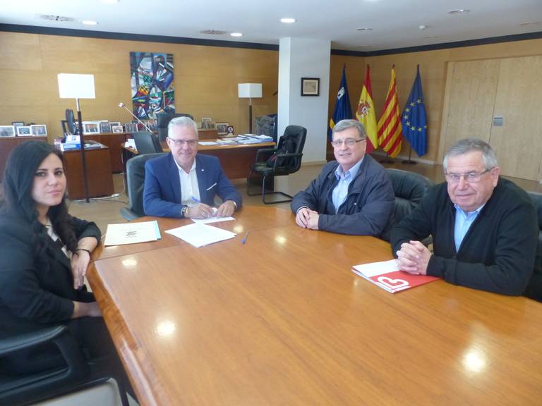 L'alcalde Pere Granados i la regidora Estela Baeza amb Càritas Interparroquial