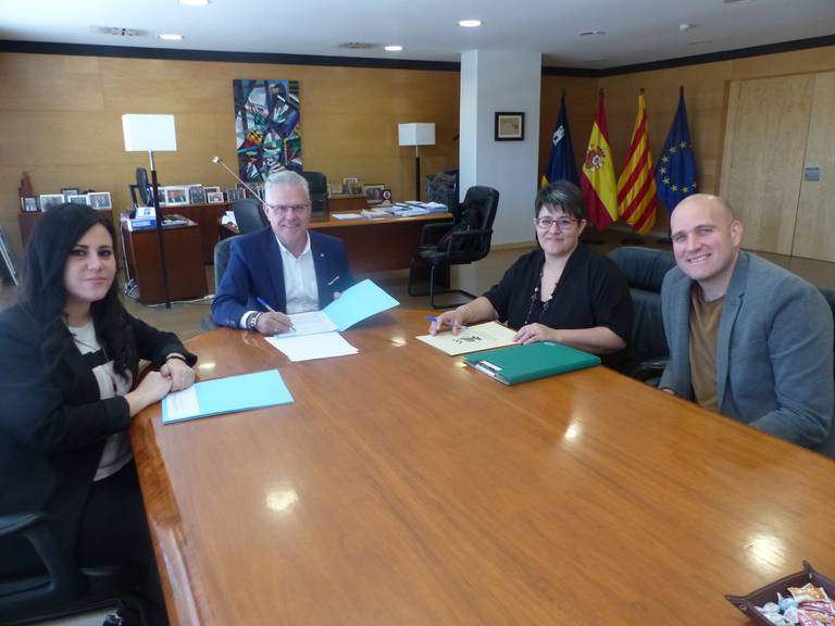 L'alcalde Pere Granados i la regidora Estela Baeza amb la Asociación de Asistencia Social Eluzai