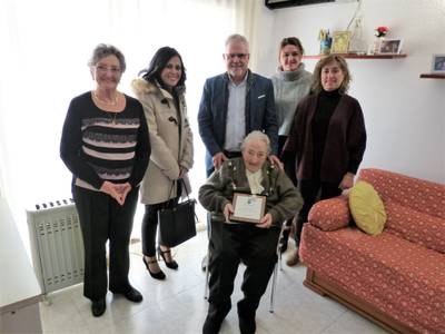 L’alcalde de Salou, Pere Granados, felicita, personalment, la senyora Dolores Novell Bofarull pel seu 100 aniversari