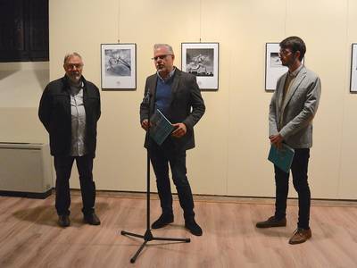 L’alcalde de Salou, Pere Granados, inaugura la mostra FOTOSPORT 2018 a la Torre Vella