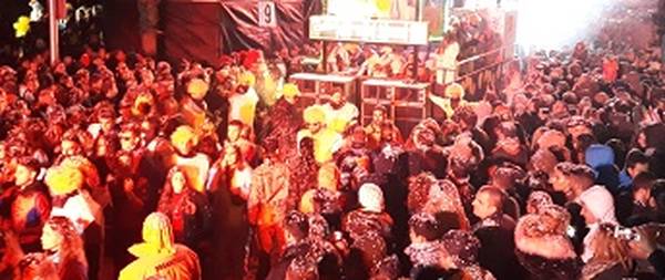 Més de 30.000 persones gaudeixen de la gran festa del Cós Blanc a Salou