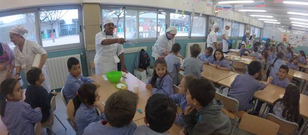 Alumnes del taller de cuina de la UEC, professors de cupcakes a l’Escola Salou