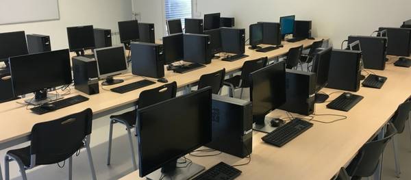 El centre de formació Atenea ha renovat part de l'equipament informàtic i amplia l'ample de banda d'accés a internet