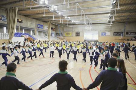 Els alumnes de les escoles de Salou se sumen a la Festa Major amb un ball conjunt de sardanes