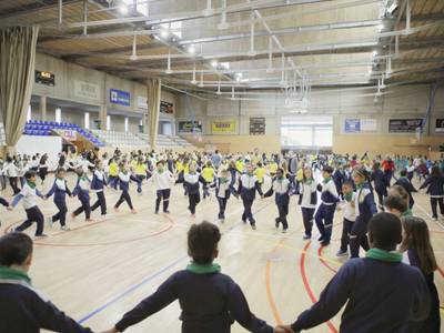 Els alumnes de les escoles de Salou se sumen a la Festa Major amb un ball conjunt de sardanes