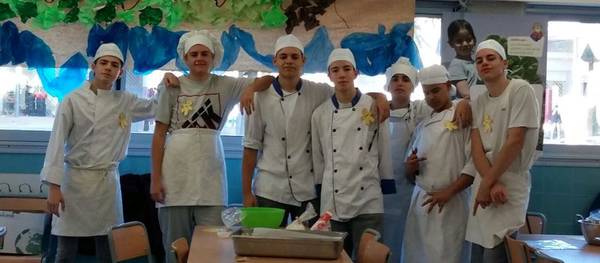 Els joves de la UEC han estat mestres de cuina d’una cinquantena d’alumnes de l’Escola Salou