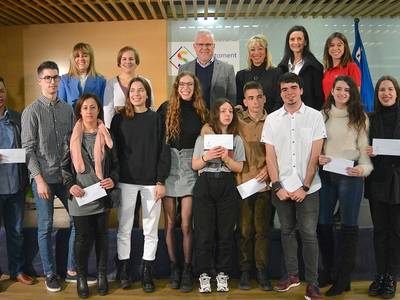 L’Ajuntament de Salou lliura 10 beques universitàries per reconèixer els estudiants del municipi que han tingut el millor rendiment acadèmic