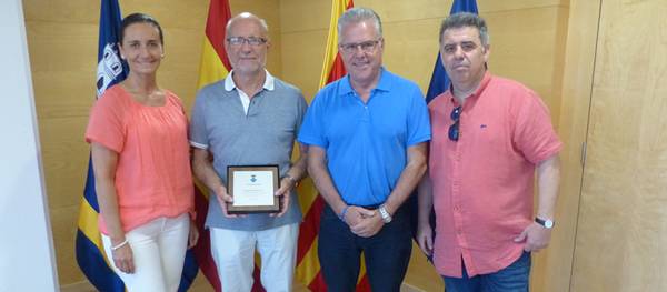 L’alcalde lliura una placa al professor Josep Maria Reventós en motiu de la seva jubilació