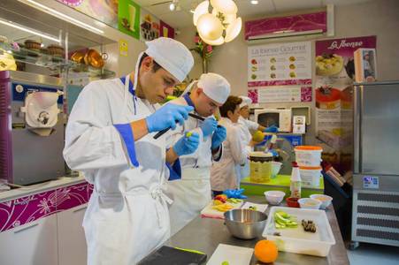 L’empresa local La Ibense ofereix un curs de pastissos i postres als alumnes de la UEC de Salou