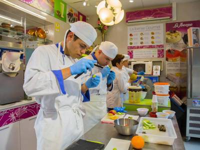 L’empresa local La Ibense ofereix un curs de pastissos i postres als alumnes de la UEC de Salou