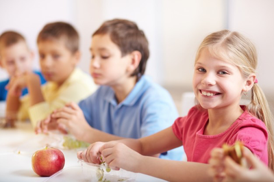 L'Ajuntament de Salou distribueix la targeta moneder de menjador escolar a domicili