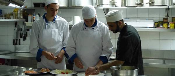 Un total de 14 alumnes de la UEC aprenen cuina al restaurant 'La Goleta'
