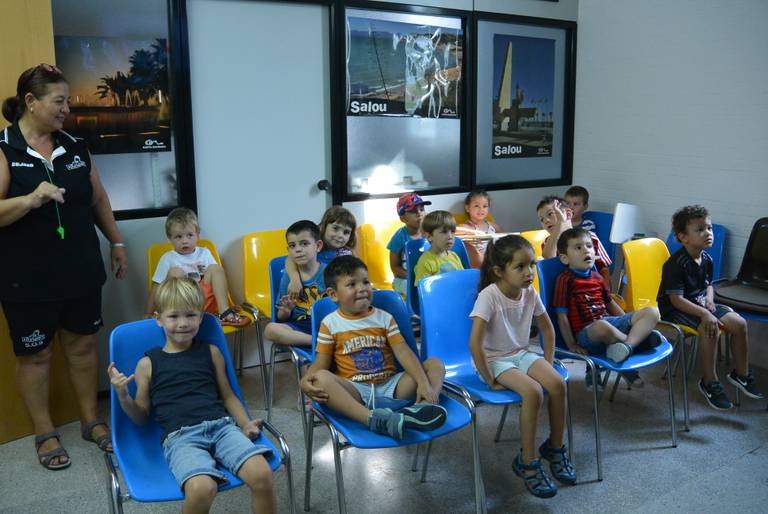 nens i nenes mirant una pel·lícula a la sala de projecció.JPG