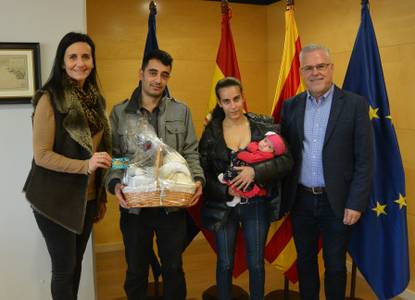 L’alcalde Pere Granados i la regidora d’Infància i Joventut, Julia Gómez, reben la primera salouenca nascuda l’any 2020, la Noemí Lázaro Pastor