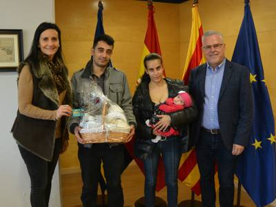 L’alcalde Pere Granados i la regidora d’Infància i Joventut, Julia Gómez, reben la primera salouenca nascuda l’any 2020, la Noemí Lázaro Pastor