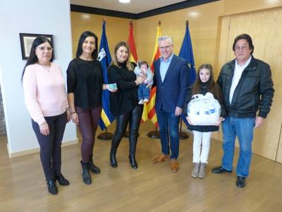 Salou distingeix amb el carnet del Club Xic’s al primer nadó de l’any nascut al municipi