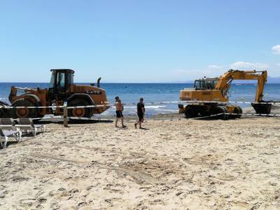 L’Ajuntament reposa arena a diverses platges per començar la temporada alta