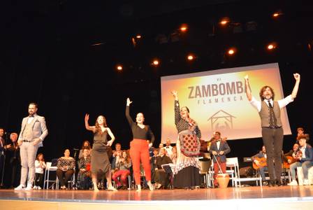 Més de 500 persones omplen el Teatre Auditori de Salou per vibrar amb la VI edició de la Zambomba Flamenca