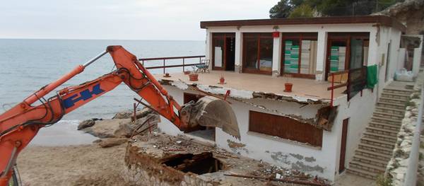 S’enderroca l’antic edifici de la Cala Font per recuperar el paisatge d’aquest enclavament al Cap Salou