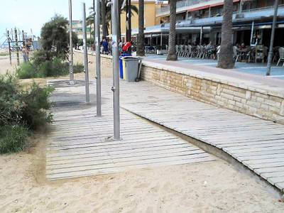 Salou continua amb la millora de 5 plataformes de dutxa de la platja de Ponent