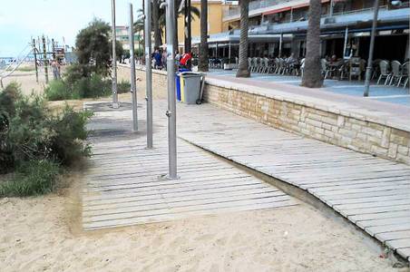 Salou continua amb la millora de 5 plataformes de dutxa de la platja de Ponent