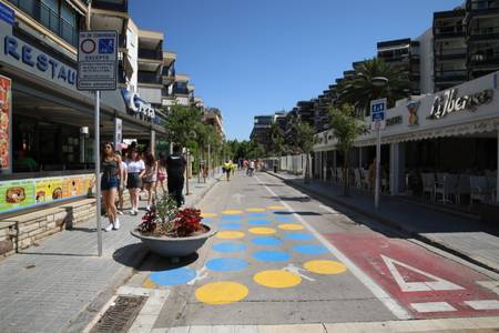 Es millora la pintura de zona de vianants a l’avinguda Carles Buïgas i al carrer Josep Carner