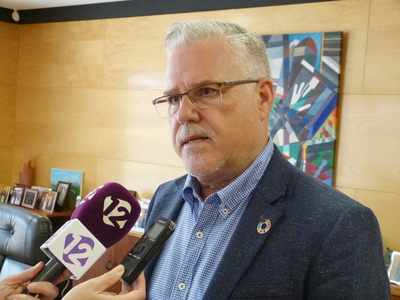 L’alcalde de Salou, Pere Granados, afirma que la contractació de la nova empresa de neteja d’edificis municipals i escoles significarà una millora del servei respecte a l’anterior