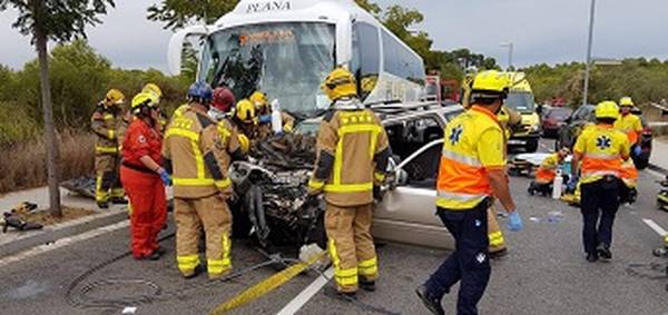 Un xoc frontal entre un vehicle i un autobús deixa un balanç de 5 víctimes mortals