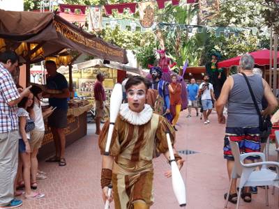 Els joglars, acròbates, bufons i músics sumen esforços en la inauguració del XIX Mercat Medieval de Salou