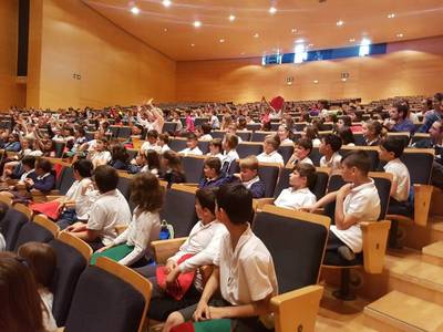 300 alumnes de les escoles de Salou han omplert el TAS per visualitzar l’espectacle sobre consum responsable  “La Botigueta”